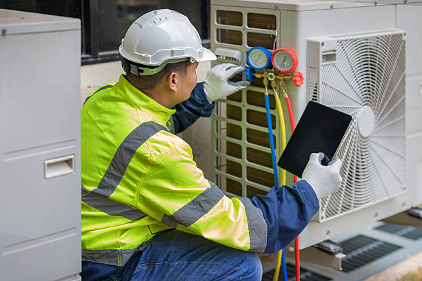 Professional Heat Pump Repair technician working in Oak Park, MI